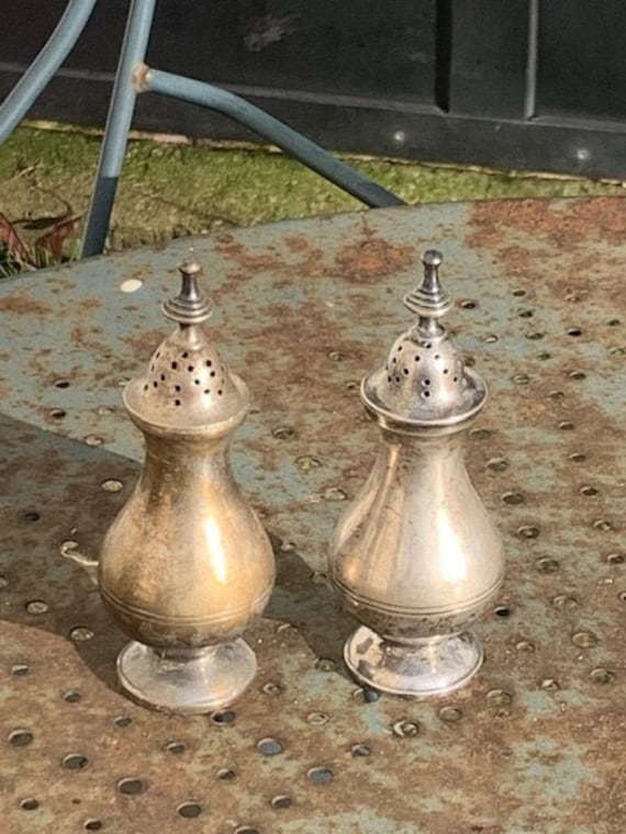 Pair of salt and pepper salt and pepper pots, in old, elegant silver metal