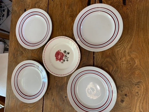 Lot 5 mismatched flat plates, 4 Francoise VF Paris model, in white earthenware with burgundy and gray borders vintage 60 and one with a rose