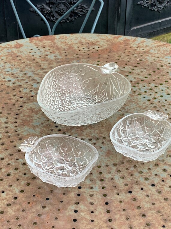 Lot consisting of a strawberry-shaped salad bowl and two pineapple-shaped bowls in transparent molded glass vintage 1970