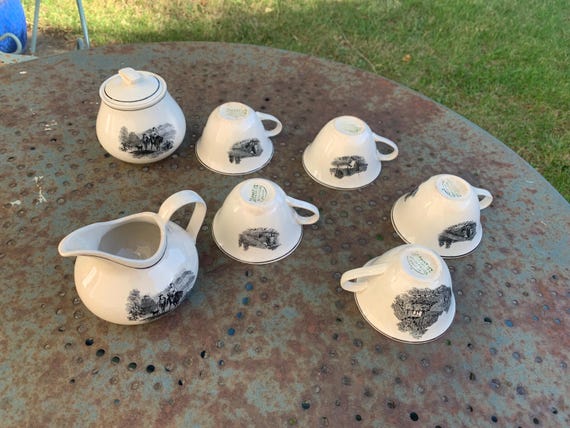 Coffee or tea set, earthenware with a country motif, consisting of 7 pieces: 5 cups, a sugar bowl, and a milk jug. Keralux, Boch Frères