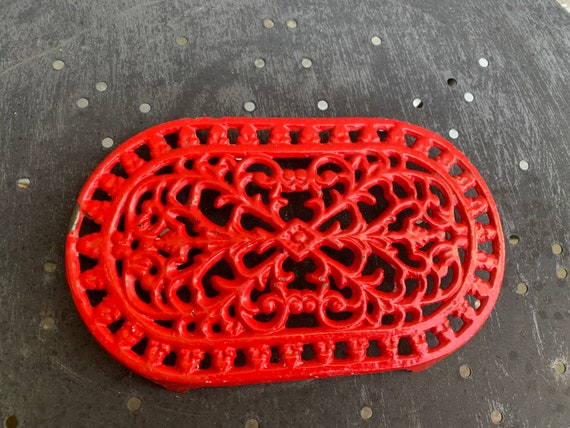 Trivet geometric pattern in red enameled cast iron, oval shape, vintage kitchenalia,