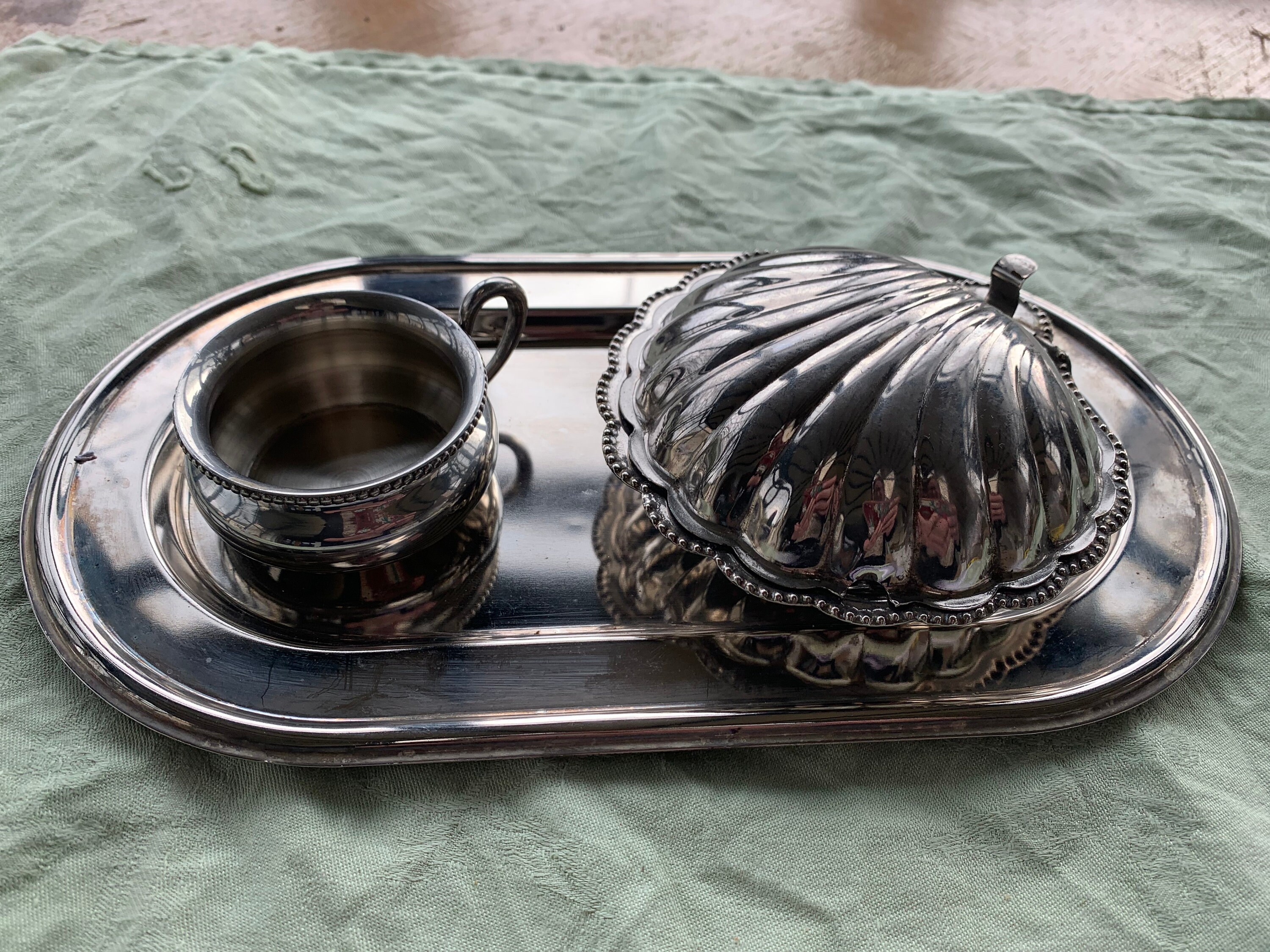 Serviteur Composé de Trois Pièces, Un Plateau, Beurrier en Forme Coquille et Saleron Métal Couleur A