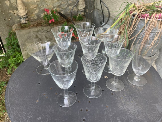 Series composed of 11 wine glasses including two mismatched and vintage champagne glasses, geometric, floral or arabesque patterns
