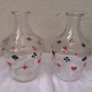 Deux carafes a liqueur, motif jeu de cartes, vintage 1960