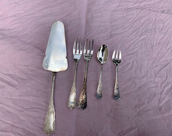 5 Couverts en metal argenté, pelle a tarte, deux fourchettes, petite fourchette et cuillère, poinçonnées, ciselees, franor, art deco