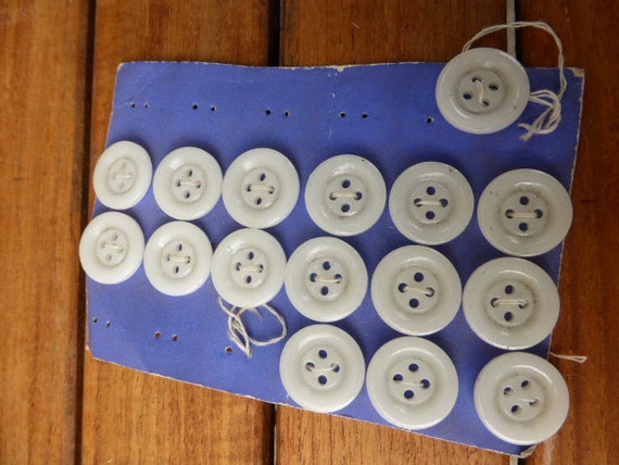 Sewing lot consisting of a plate of 16 buttons and darning wool, St. Pierre wool, pure wool, beige, antique.