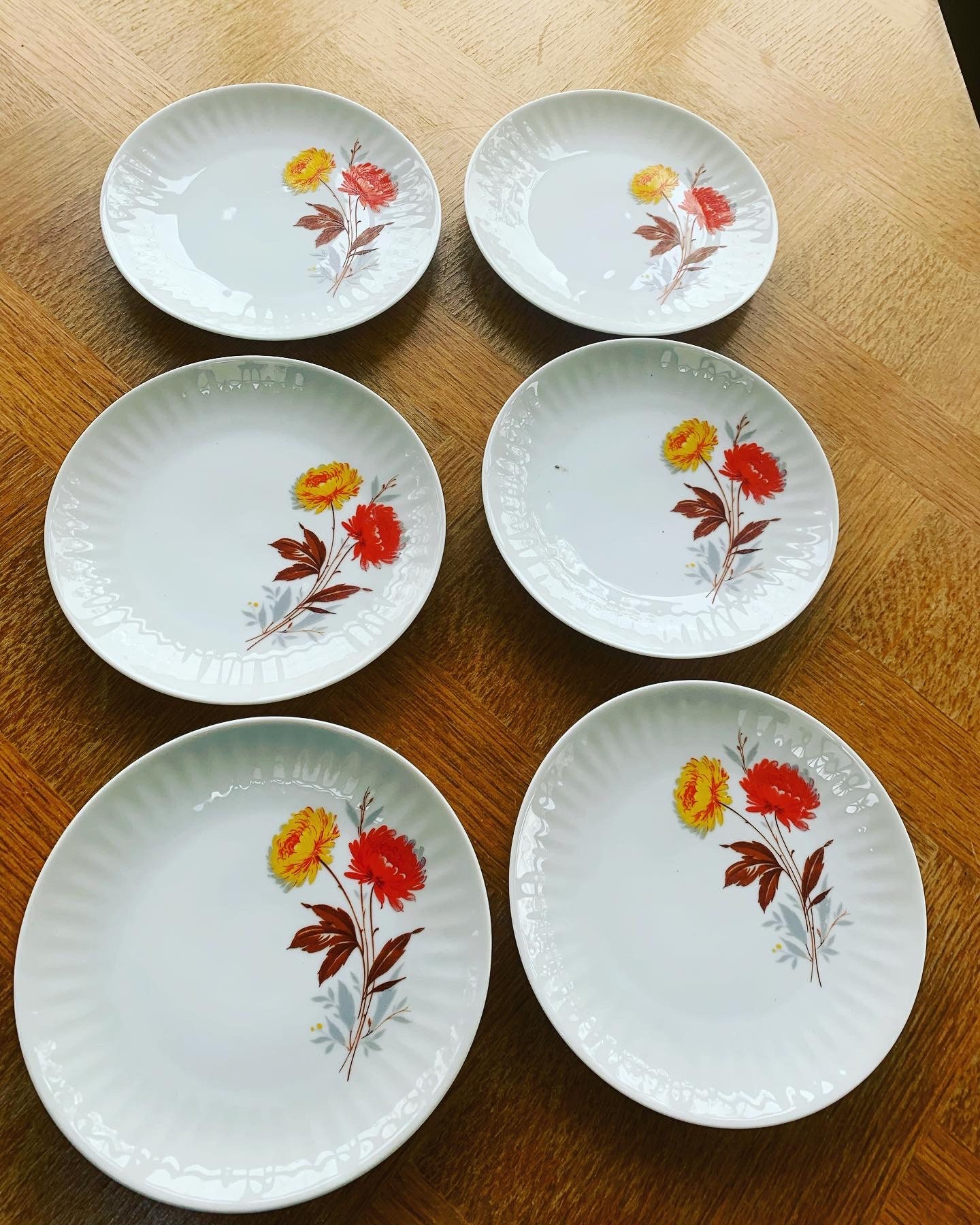 6 Petites Assiettes Fleurs Oranges et Jaunes en Porcelaine Euro Vintage 1970