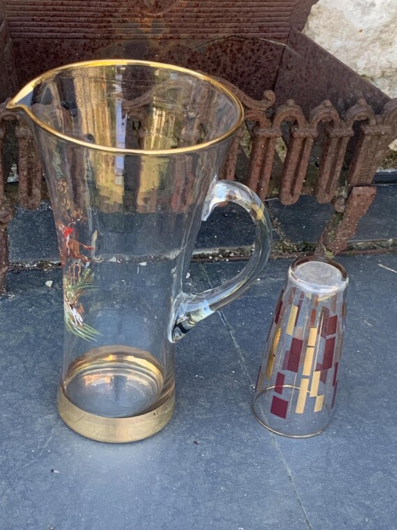Large carafe and glass, the cavalier, and a glass with a geometric pattern in burgundy and gold, vintage and 1950s design