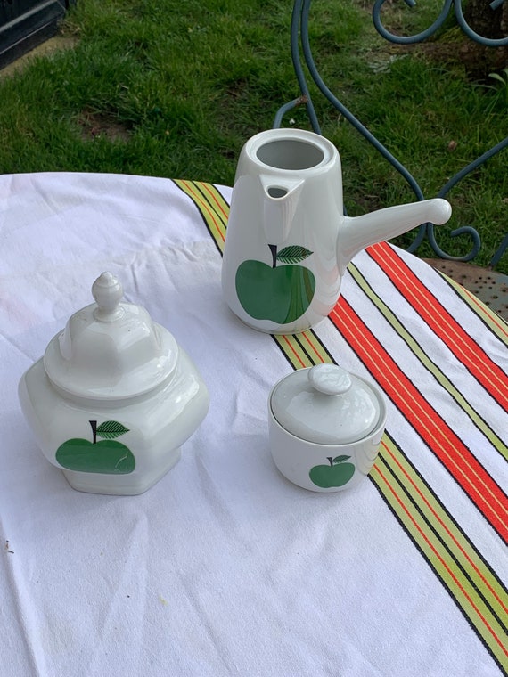 Chocolatiere coffee maker and two sugar bowls, made in Germany, Bavaria, Bareuther, waldsassen, white porcelain with green apple 1970