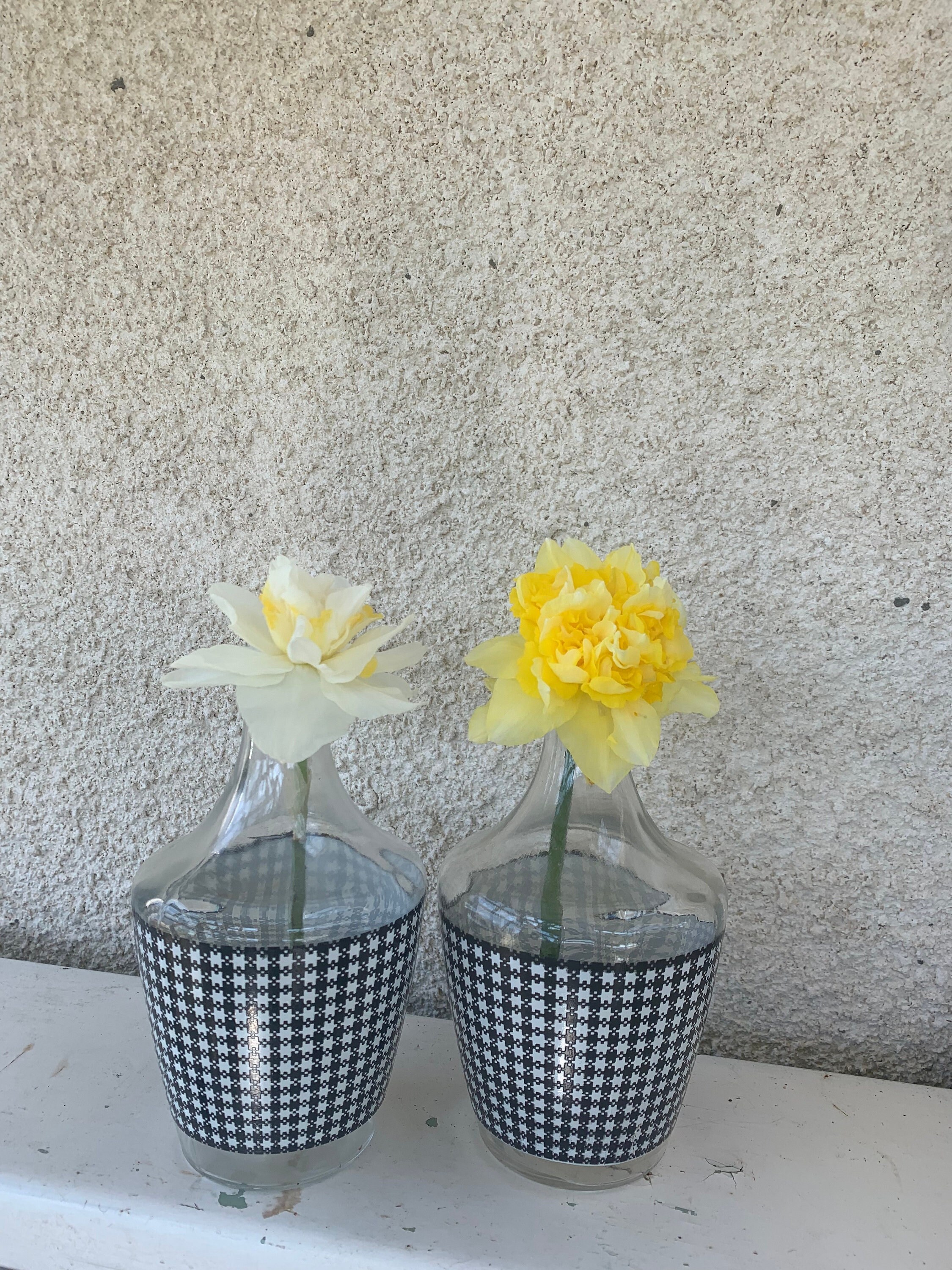 Lot de Deux Petites Carafes A Liqueur, Motif Pieds Poule, Petits Carreaux Noirs et Blancs, Made in F