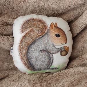 Almohada de ardilla. Decoración de bosque para habitación infantil. Almohada de animales. Decoración para habitación infantil. Regalo para baby shower. Decoración infantil original. Decoración de peluche de ardilla.