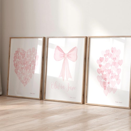 Set de arte con corazones y lazos rosa ballet. Estampado coqueto en tonos pastel. Decoración para habitación infantil. Ideal para habitación de niña o bebé. Regalo personalizado. Pintura de acuarela.