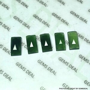 Peut inclure: Cinq pierres précieuses rectangulaires vert foncé avec un motif de triangle blanc. Les pierres précieuses sont disposées sur une surface blanche avec le texte "GEMS DEAL" imprimé à plusieurs reprises. Les pierres ont un aspect facetté.
