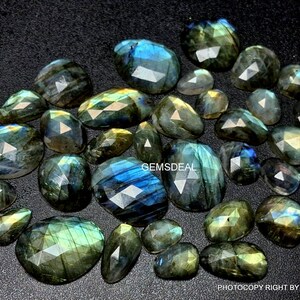 Piedra preciosa de labradorita talla rosa: Cabujones grises irregulares (de 11 x 15 mm a 15 x 20 mm)
