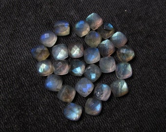 5 pièces 6 mm LABRADORITE Coussin à facettes damier Cabochon à fond plat... beau GRIS avec du vert bleu vu