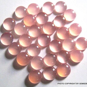Pu&ograve; includere: Una collezione di 25 pietre preziose rotonde, traslucide e rosa. Le pietre preziose sono lisce e lucidate, con un leggero luccichio.