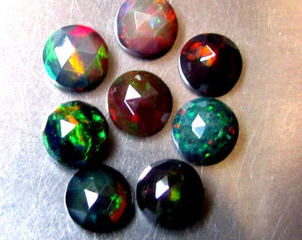 Cabujón de ópalo negro talla rosa de 7 mm: piedra preciosa arcoíris