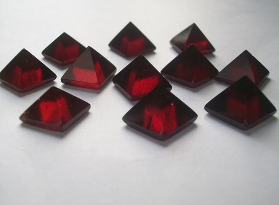 16mm Hessonite Garnet Pyramid Cabochon: Reddish Brown Gemstone
