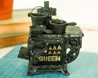 Vintage Queen Miniature Black Cast Iron Stove With Pot Antique Toy