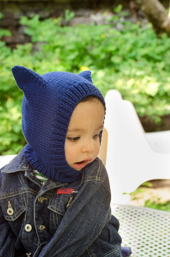 Pasamontañas de niño gato tejido a mano con pura lana azul y acrílico