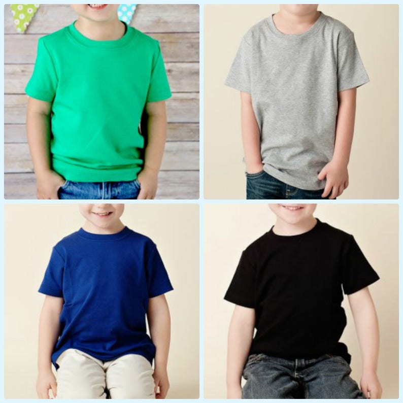 Op de afbeelding: Vier effen T-shirts in verschillende kleuren: groen, grijs, blauw en zwart. De shirts zijn allemaal met korte mouwen en hebben een ronde hals.