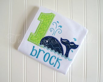 Camiseta de primer cumpleaños con bordado de ballena y aplique náutico.
