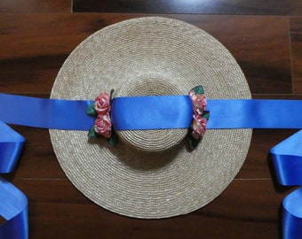 Chapeau de paille à couronne peu profonde inspiré du style colonial du XVIIIe siècle Felicity avec garniture en satin de soie bleue et cosplay de fleurs en papier rose (ACC-H28)