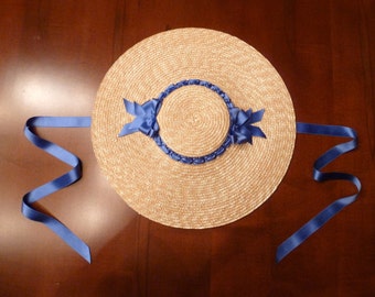 Chapeau de paille du XVIIIe siècle avec couronne peu profonde garni de rubans de satin de soie bleu bleuet pour reconstitution ou costume de guerre coloniale (ACC-H17)