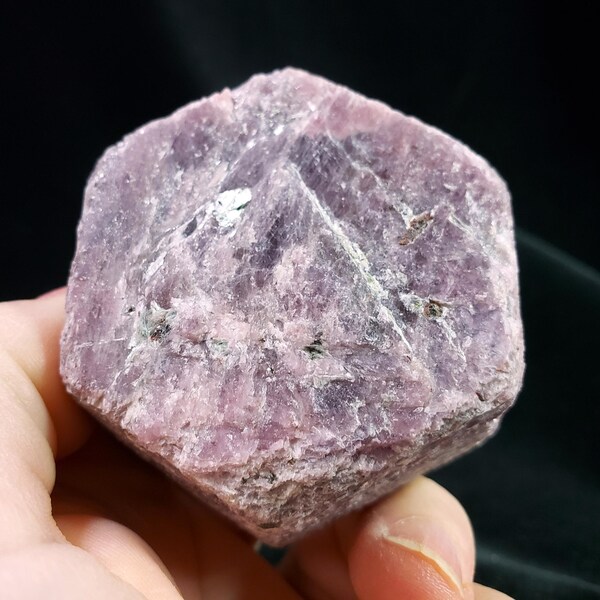 Enorme cristal de rubí natural de 6 cm con mica moscovita, procedente de la provincia de Yunnan, China. Reactivo a los rayos UV. Corindón rojo. 331,8 gramos.