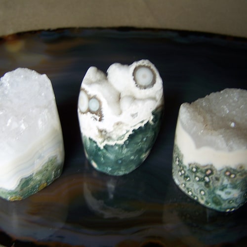 希少な 4 ポンド以上。中国福建省産、灰色方解石の上に白色の刃状