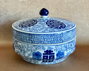 Vintage Bombay Co Lidded Blue and White Porcelain Bowl, Asian Theme Ceramic Container w Lid, Coastal Tropical Home Decor, Grand Millennial