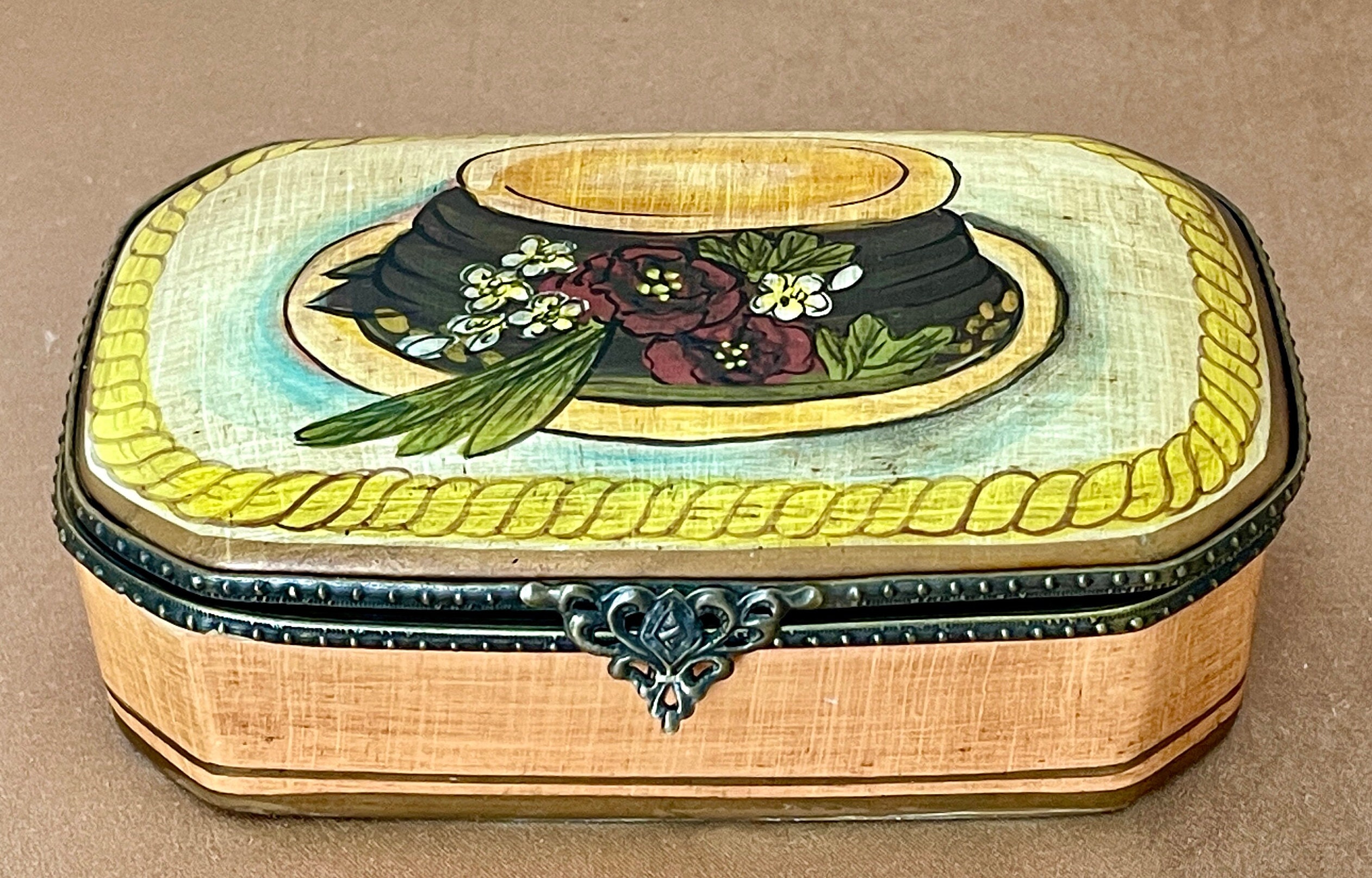 Vintage Hand Painted TOYO Porcelain Trinket/jewelry Box, Hob