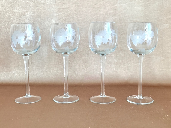 Vintage Floral Etched Wine Glass Vintage Floral Etched Wine Glass