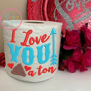Ti amo una tonnellata di merda Machine Embroidery Design, design di ricamo di carta igienica, formato 4x4, design di carta igienica per San Valentino