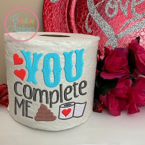 You Complete Me Machine Embroidery Design, design del ricamo della carta igienica, formato 4x4, design della carta igienica di San Valentino, ricamo della carta igienica