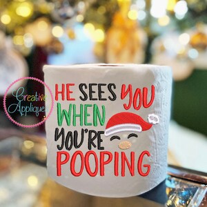He Sees You When You're Pooping Machine Embroidery Design, design da ricamo in carta igienica, formato 4x4, design di carta igienica di Natale