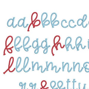 Può includere: Un font alfabetico blu e rosso con lettere minuscole, numeri e segni di punteggiatura. Il font è corsivo e ha uno stile fantasioso. Il testo "15 dimensioni: 1"/1,25"/1,5"/1,75"/2"/2,25"/ 2,5"/2,75"/3"/3,25"/3,5"/3,75"/4"/4,25"/4,5" è incluso anche nell'immagine.