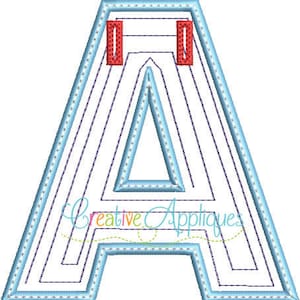Op de afbeelding: Een blauwe omlijnde letter A met rode accenten. De letter is omlijnd met een dikke blauwe lijn en heeft een kleinere blauwe omlijning aan de binnenkant. De letter is gevuld met wit.