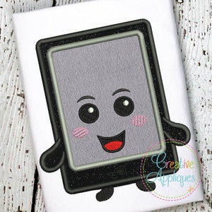 Puede incluir: Diseño bordado de una tableta sonriente con colores negro y gris, con una expresión feliz con ojos grandes y una boca ancha. La tableta tiene una pantalla negra y un botón blanco en la parte inferior.