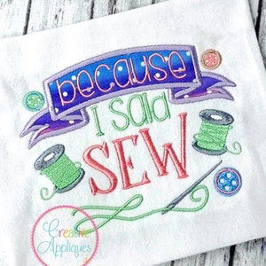 Könnte beinhalten: Stickerei auf einem weißen T-Shirt mit einem bunten Banner mit dem Text "because I said SEW". Das Design enthält eine Garnrolle, eine Nadel und Knöpfe.