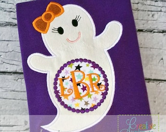 Puede incluir: Un fantasma blanco con un lazo rosa y un círculo con las letras "EBR" en naranja rodeado de estrellas de colores sobre un fondo morado.