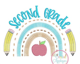 Può includere: Disegno ricamato di un arcobaleno con una mela rossa al centro, due matite gialle su entrambi i lati e il testo "Second Grade" in blu.