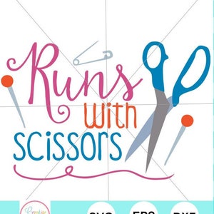 Puede incluir: Un diseño gráfico rosa, naranja y azul con el texto "Runs with Scissors". El diseño incluye un par de tijeras, un alfiler de seguridad y dos alfileres de coser.