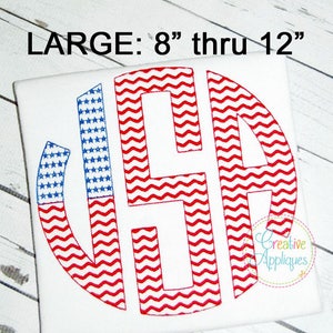 Könnte beinhalten: Ein rot-weiß-blaues Monogramm-Design mit einem Chevron-Muster. Das Monogramm befindet sich in einem Kreis und die Buchstaben sind rot umrandet. Der Text "LARGE: 8" thru 12" befindet sich oben im Bild.