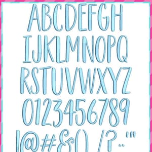 Pode incluir: Um conjunto de letras, números e símbolos bordados em azul claro em um estilo manuscrito casual. A fonte inclui letras maiúsculas, números de 0 a 9 e sinais de pontuação. O texto na parte inferior diz "6 tamanhos: 0,75"/1"/1,25"/1,5"/1,75"/2""