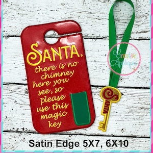 Può includere: Un appendiporta rosso con una chiave dorata e il testo "SANTA, there is no chimney here you see, so please use this magic key". L'appendiporta è decorato con un nastro di raso verde.