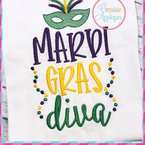 Op de afbeelding: Borduurwerk op een witte stof met een paarse, groene en gele Mardi Gras-masker, kralen en de tekst "Mardi Gras Diva".