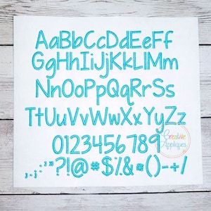 Könnte beinhalten: Ein blaues handgeschriebenes Alphabet mit Großbuchstaben, Kleinbuchstaben, Zahlen von 0 bis 9 und Satzzeichen. Der Text "Creative Appliques" befindet sich in der rechten unteren Ecke.