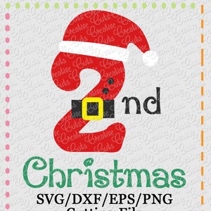 Puede incluir: Número dos rojo con un gorro de Papá Noel y un cinturón negro con una hebilla amarilla. El número está rodeado de una palabra de Navidad verde. El texto debajo dice "SVG/DXF/EPS/PNG Cutting File".
