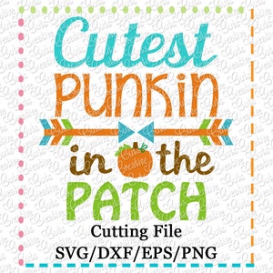 Puede incluir: Un diseño de archivo de corte digital con el texto "Cutest Punkin in the Patch" en un estilo otoñal colorido. El diseño incluye una calabaza con un tallo verde y un cuerpo naranja, y flechas con acentos verdes y naranjas.
